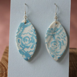 Boucles d’oreilles Dentelle bleu ciel N°1 en porcelaine