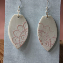 Boucles d’oreilles Dentelle rose pâle en porcelaine
